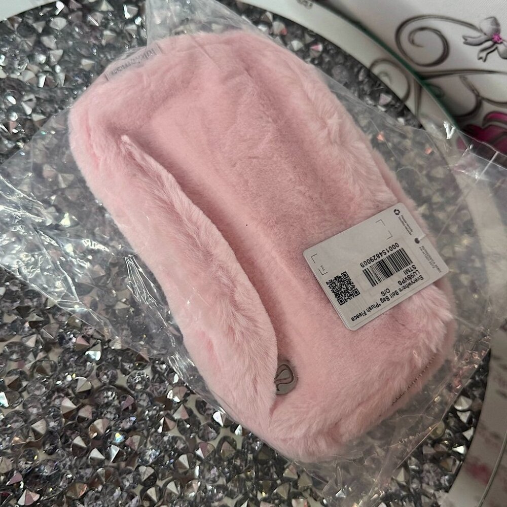 Lululemon Everywhere Belt Bag Plush Fleece strawberry milkshake furry fuzzy - Picture 3 of 10